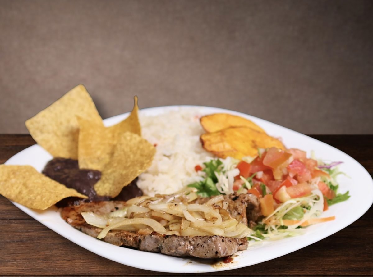 Bistec encebollado